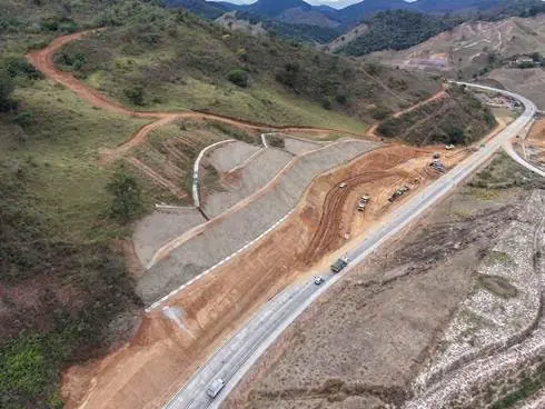 Na BR-381, obra no viaduto do Severo, em Antônio Dias é prometida para terminar antes do período de chuvas de outubro: é preciso recompor o talude que sofreu erosão e recuperar o sistema de drenagem responsável pelo escoamento das águas no local.