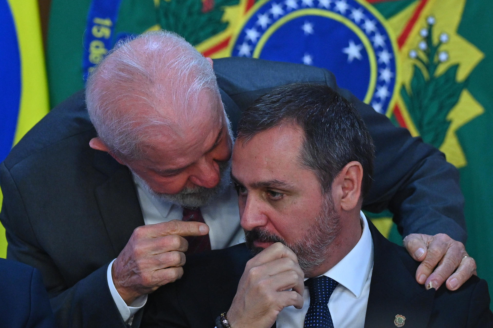 Governo Lula tenta resolver vazamentos de mensagens de Lulinha com Mendonça