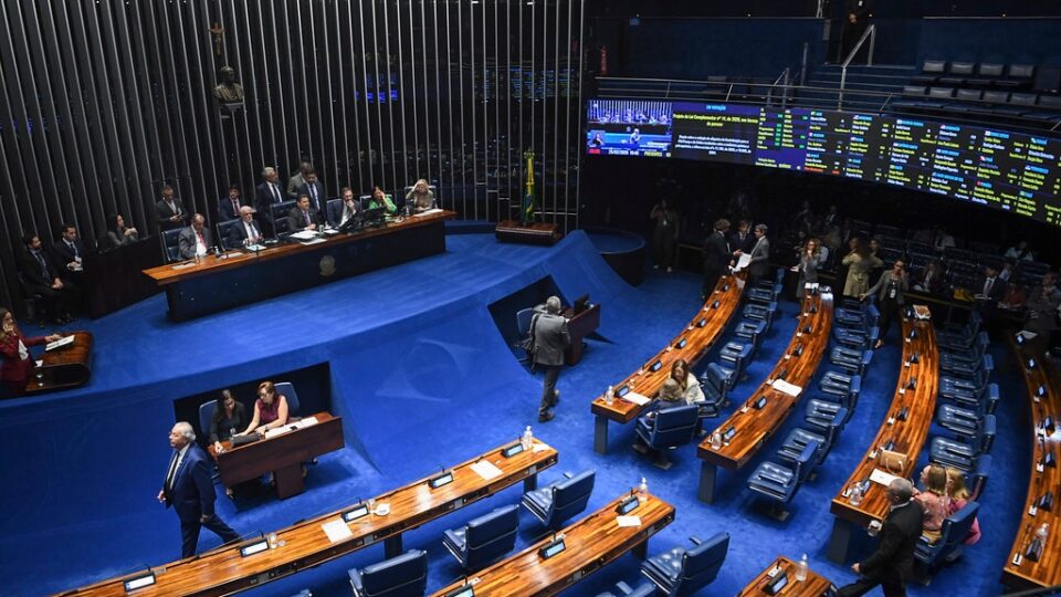 Senado faz movimento atípico e se reúne nesta sexta para analisar propostas do governo