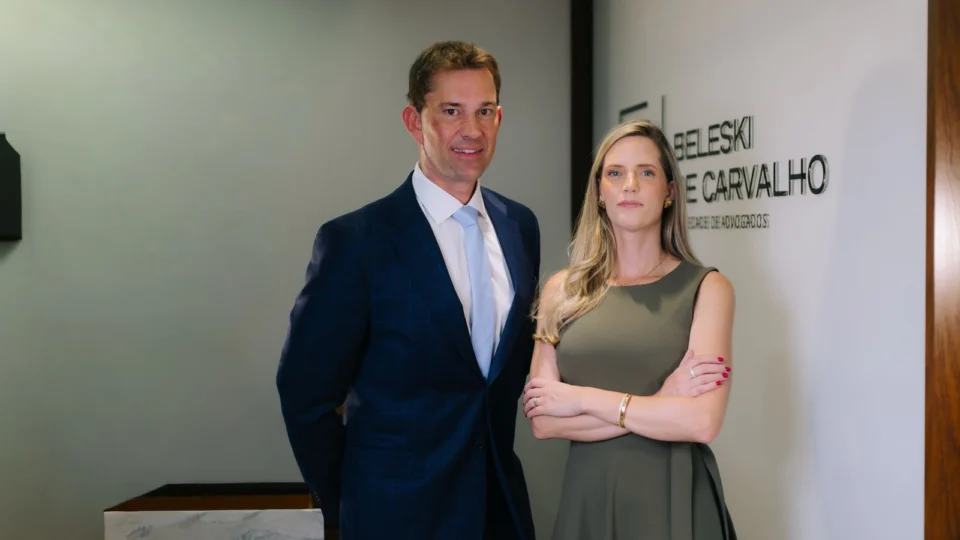 Maurício Beleski de Carvalho, sócio fundador, e Regiane Eleuza B. Mayrhofer, advogada do Beleski de Carvalho Sociedade de Advogados.