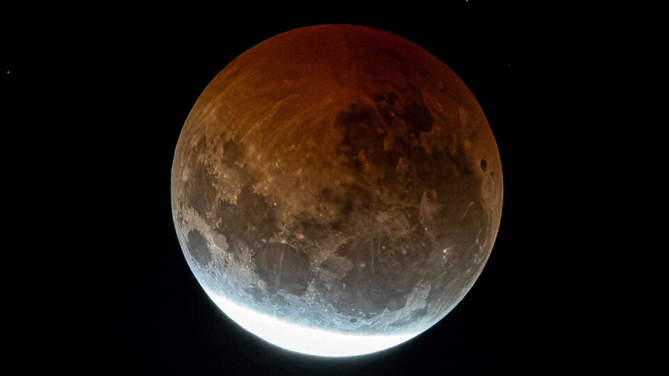 Eclipse lunar quase total é visto no Brasil