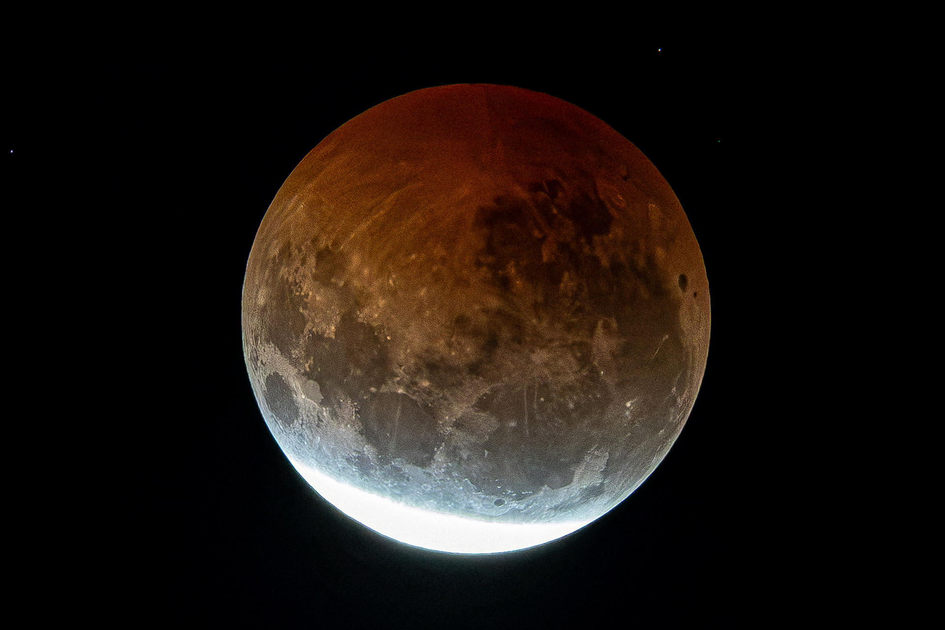 Como foi o eclipse lunar quase total registrado no Brasil: veja fotos
