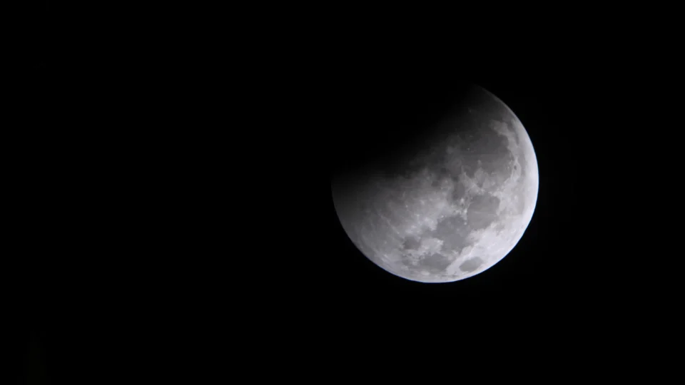 O fenômeno foi acompanhado no Planetário de Brasília durante a madrugada desta sexta-feira (28).