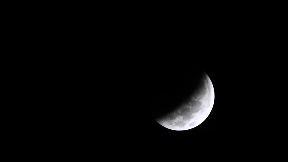 A fase parcial começou às 23h34 e atingiu o ponto máximo à 1h13, pelo horário de Brasília.
