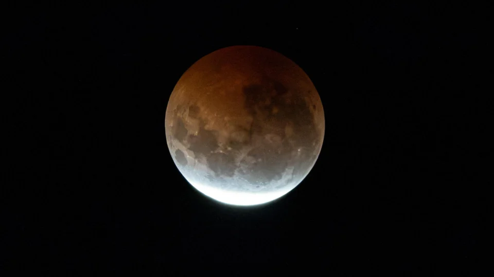 A passagem pela sombra da Terra fez a Lua adquirir tons avermelhados durante o eclipse
