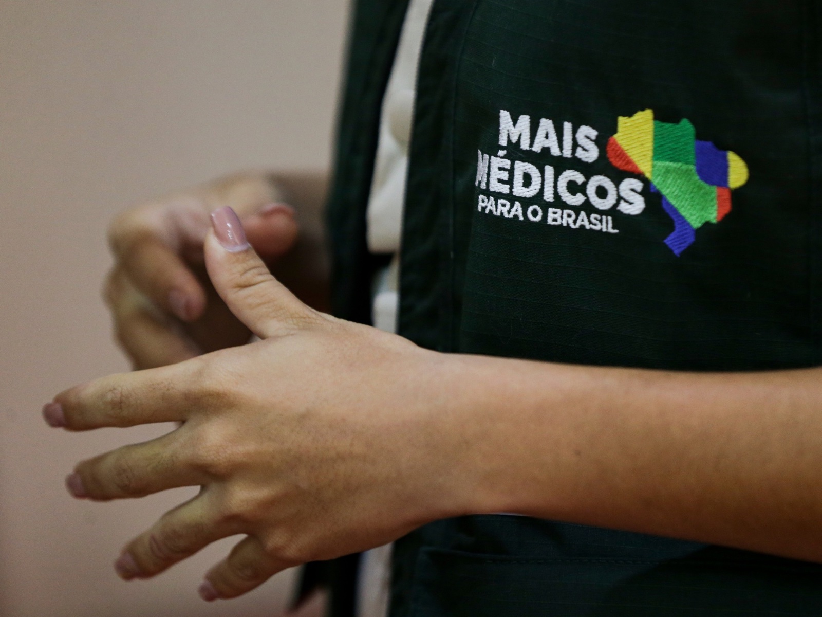 Dossiê reúne relatos de cubanos sobre supostos abusos em missões médicas e cita o Mais Médicos