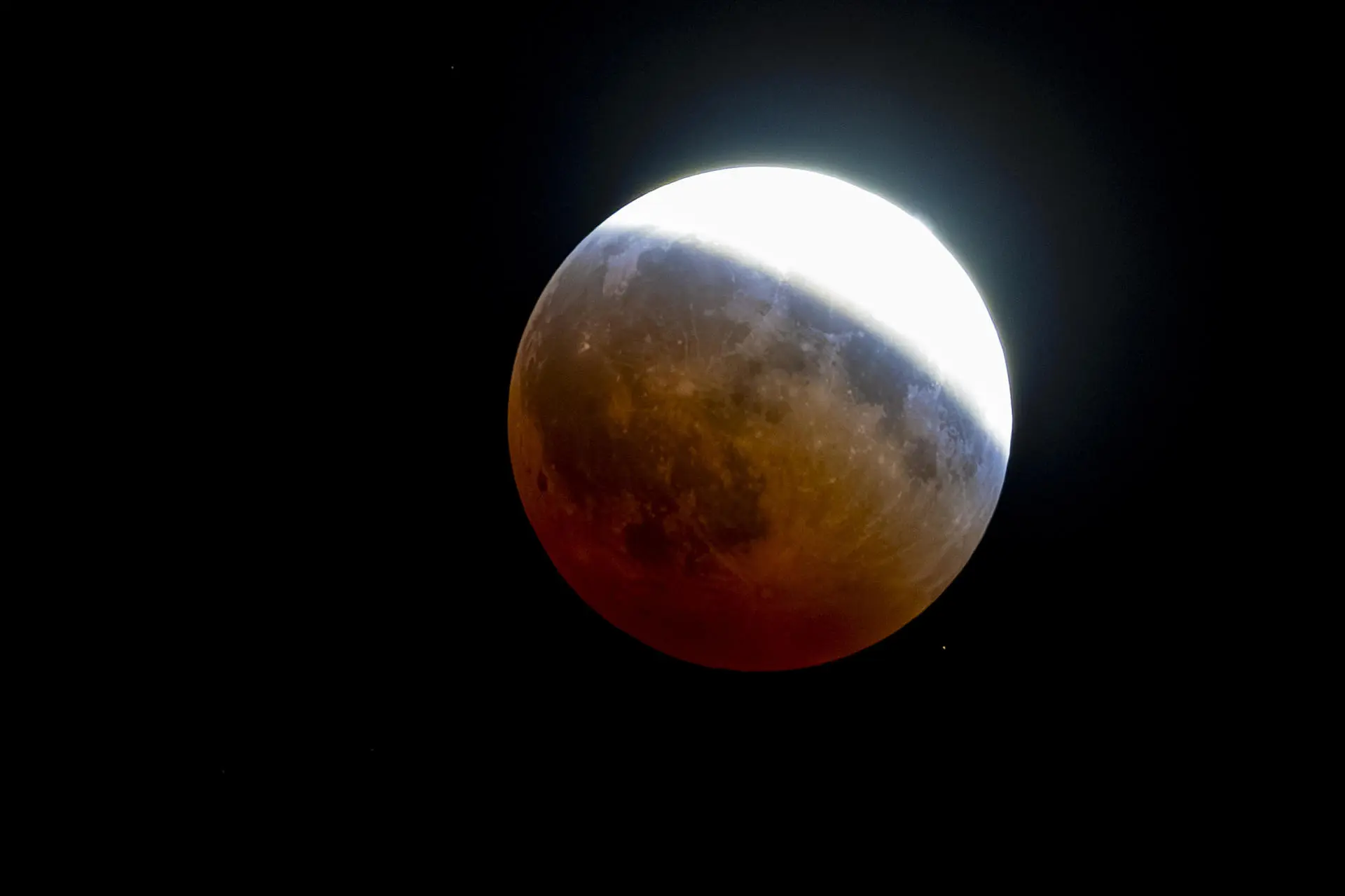 O eclipse lunar também foi observado em Caracas, na Venezuela, onde a Lua chegou a ter 93,91% do disco obscurecido.