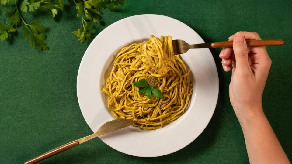 Massa com pesto mostra como as massas Romanha podem ganhar diferentes preparos no dia a dia.