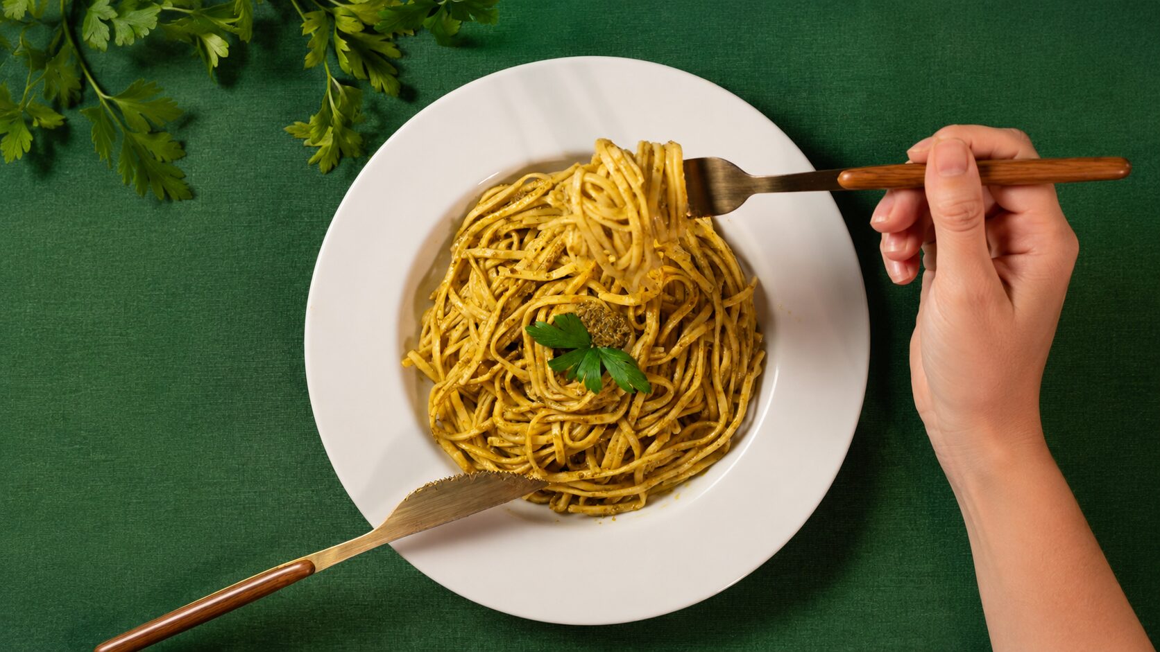 Massa com pesto mostra como as massas Romanha podem ganhar diferentes preparos no dia a dia.