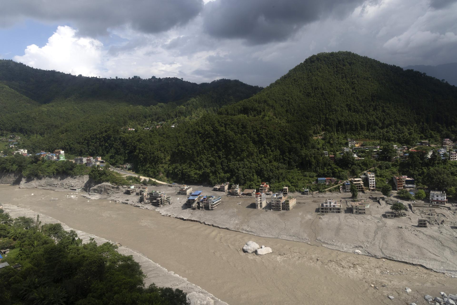 Corpos chegam à Índia enquanto novo risco de inundação trava resgates no Nepal