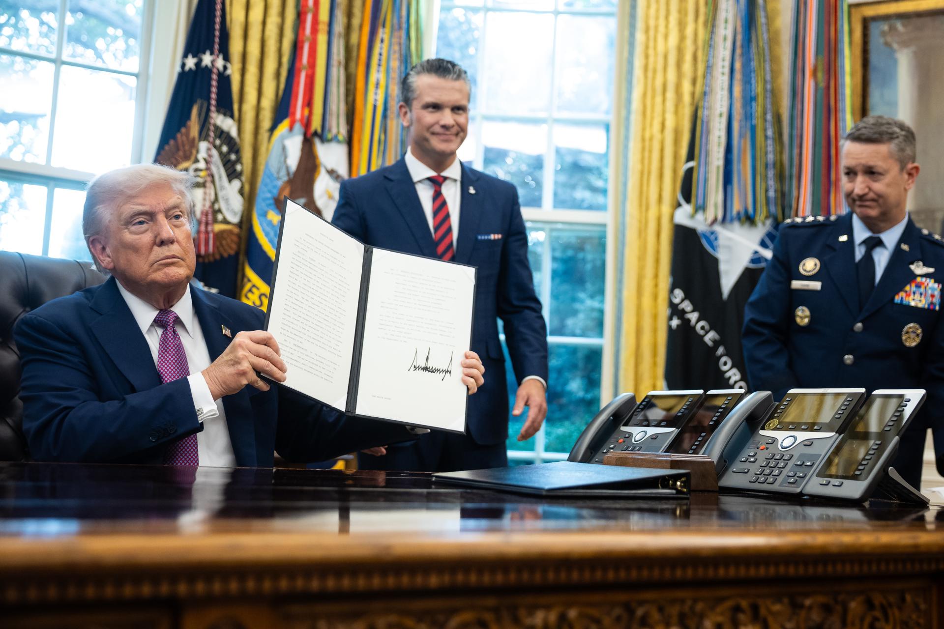 O presidente Donald Trump ao lado do secretário de Guerra dos EUA, Pete Hegseth, e do chefe do Estado-Maior Conjunto, general Dan Caine, em 2025.