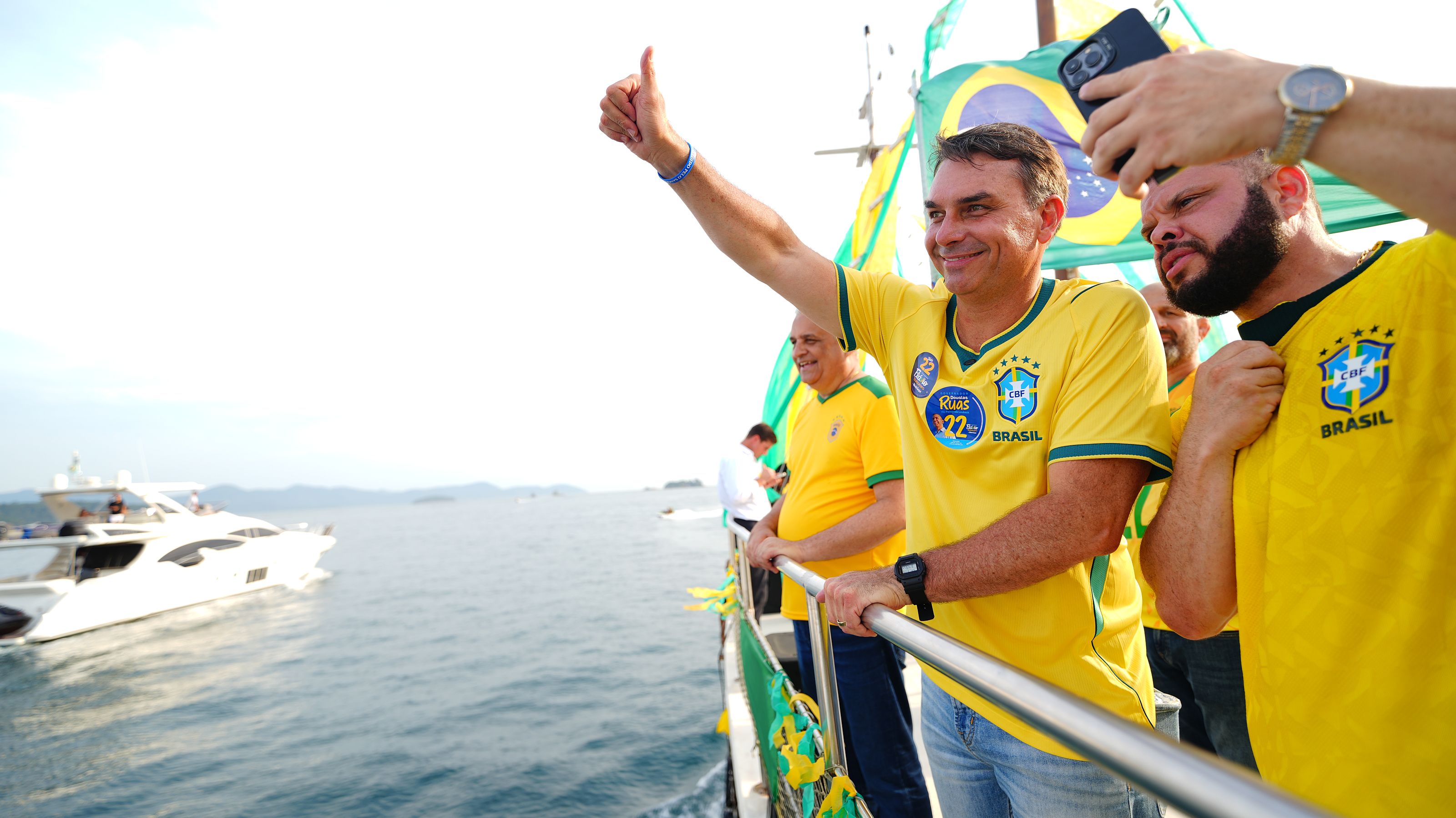 Flávio Bolsonaro participou de “barqueata” em Angra dos Reis (RJ) neste sábado.