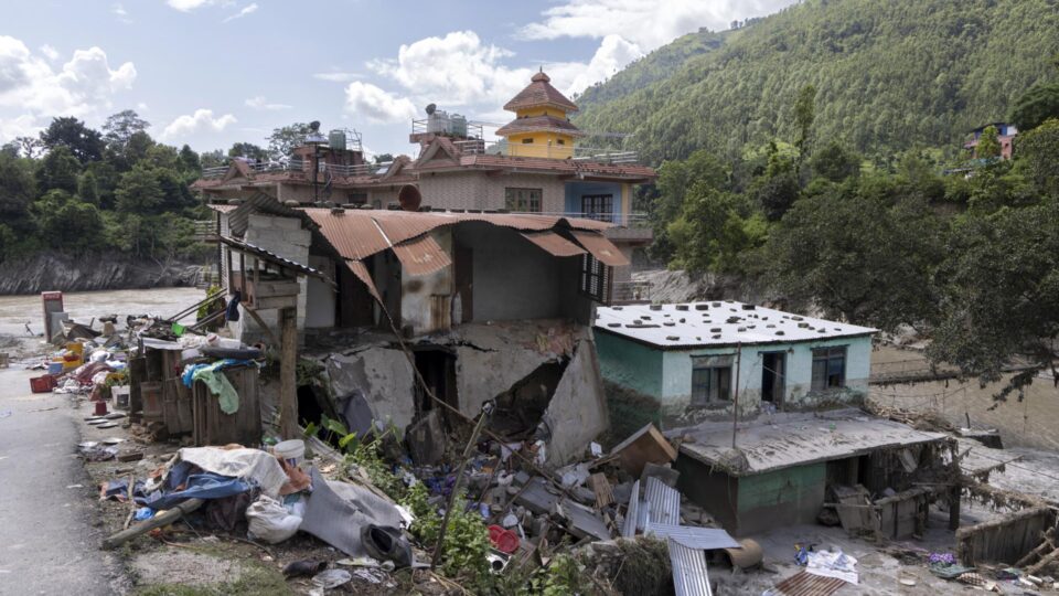 EUA anunciam nova ajuda de US$ 3,6 milhões ao Nepal; número de mortos passa de 800