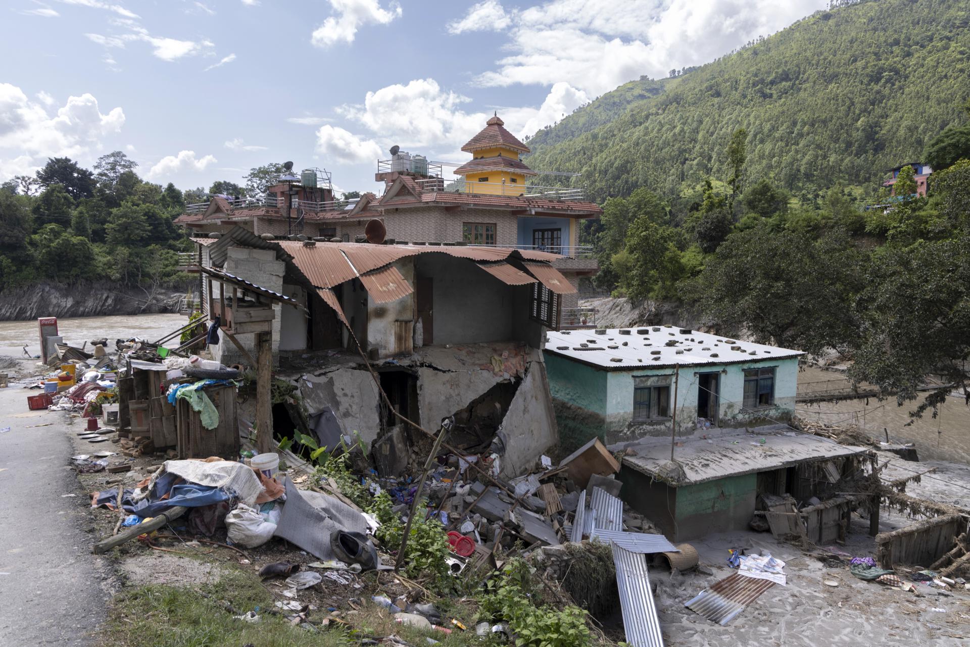 EUA anunciam nova ajuda de US$ 3,6 milhões ao Nepal; número de mortos passa de 800