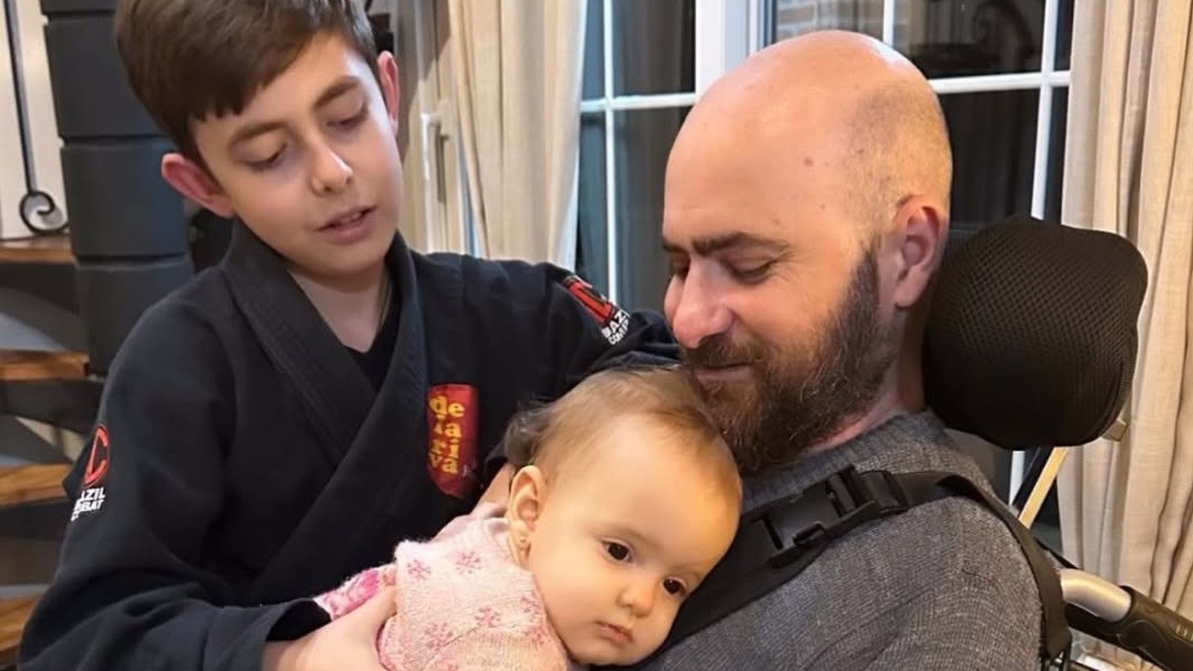 O influenciador Tiba Camargos com dois de seus seis filhos. Ele terá de fazer uma cirurgia e quer aproveitar a ocasião para receber a polilaminina.