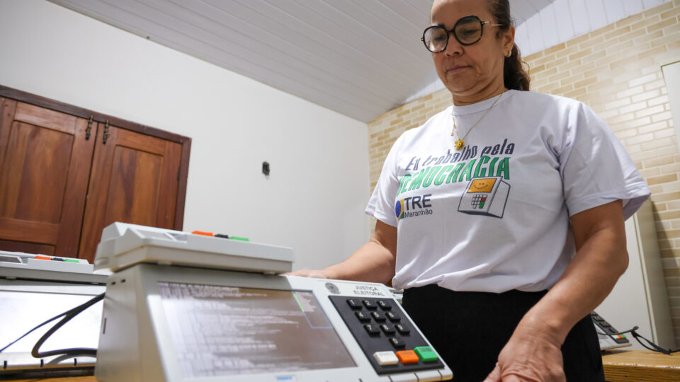 Urna eletrônica terá barra de progresso e intérprete de Libras em 2026