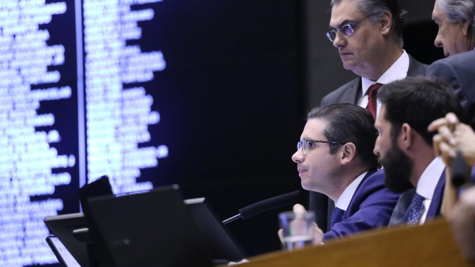 Câmara vota fim da “taxa das blusinhas” em ritmo relâmpago nesta segunda