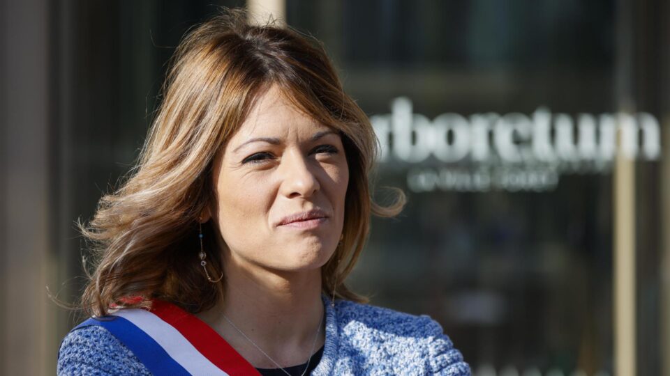 Governo Macron rebate proposta do partido de Le Pen de multar mulheres que usarem o véu islâmico