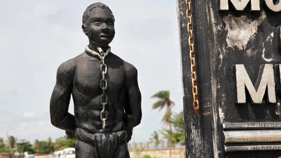 Estátua em Badagry, na Nigéria, lembra período da escravidão.