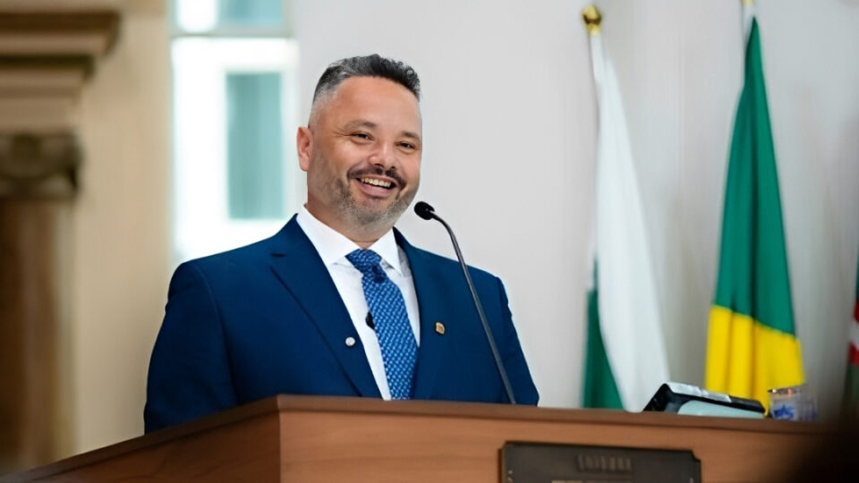 Cassado por rachadinha, Lórens Nogueira é substituído por Luciano Carvalho na Câmara de Curitiba