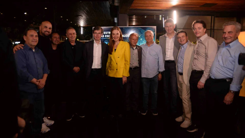Evento de lançamento da Gazeta Carro e Tribuna Carro. Ao centro, Guilherme Cunha Pereira, presidente da Gazeta do Povo, e Ana Amélia Cunha Pereira Filizola, diretora de jornais do Grupo Paranaense de Comunicação (GRPCOM)
