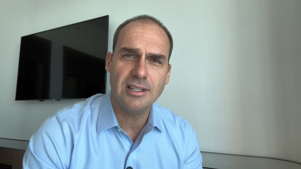 Eduardo Bolsonaro chama ex-comandante da FAB de 'escória da nação'