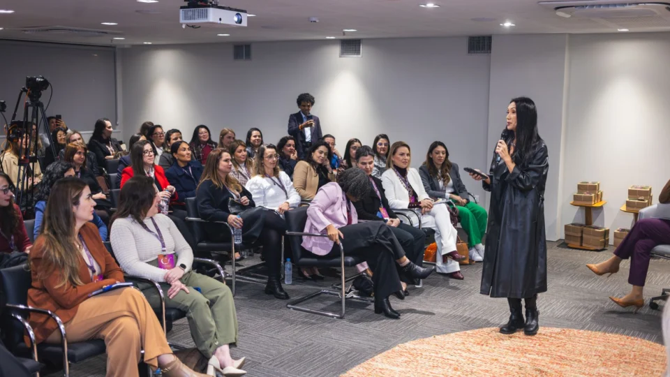 Karen Miura, especialista em futurismo, gestão de riscos na era da inteligência artificial e governança, foi a convidada do terceiro encontro do Contadoras do Futuro, realizado em 26 de agosto, com o tema “Futuro Intencional”.
