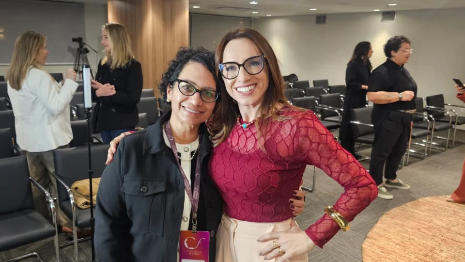 Luciana Parise e Rosangela, participante da comunidade Contadoras do Futuro, representam a força das conexões construídas pelo movimento, que reúne mulheres para compartilhar experiências, ampliar conhecimentos e construir novos caminhos para a profissão.