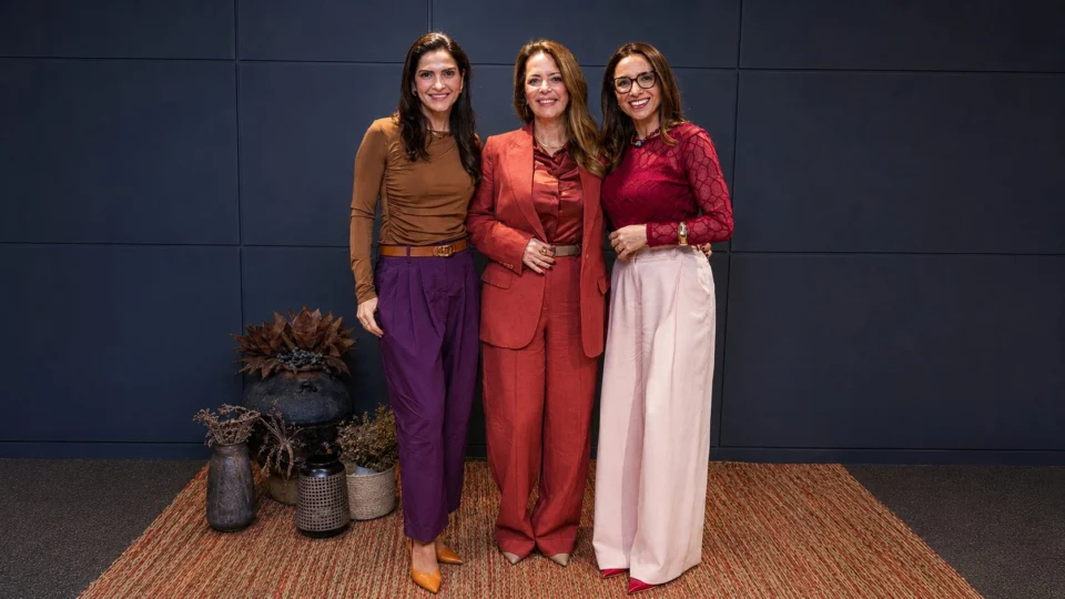 As fundadoras Lívia Afonso, Elizabeth Tavares e Luciana Parise estão à frente do Contadoras do Futuro, comunidade criada para conectar, desenvolver e incentivar mulheres a ocuparem espaços de influência, liderança e decisão na contabilidade.