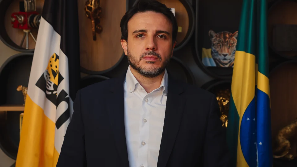 Flávio Bolsonaro, Zema e Caiado criticam restrições do TSE contra Renan Santos.