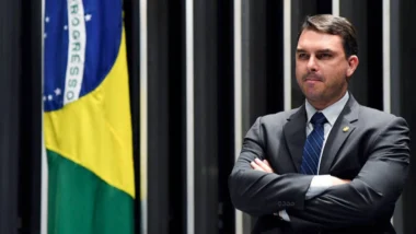 Flávio pausa campanha e acompanha debate sobre escala 6×1 em Brasília.