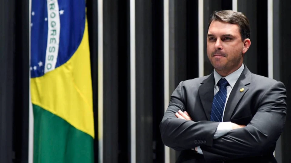 Flávio pausa campanha e acompanha debate sobre escala 6×1 em Brasília.