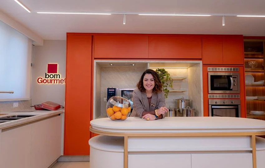 Raquel Chiquito, diretora da Premier Stimmo Móveis, destaca como design, funcionalidade e relacionamento empresarial se encontram na nova Cozinha Bom Gourmet.