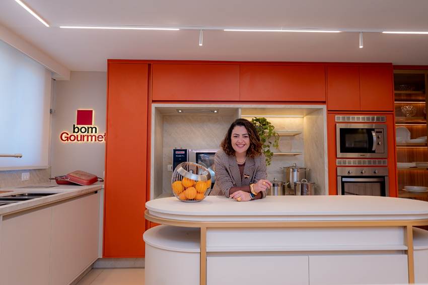 Raquel Chiquito, diretora da Premier Stimmo Móveis, destaca como design, funcionalidade e relacionamento empresarial se encontram na nova Cozinha Bom Gourmet.
