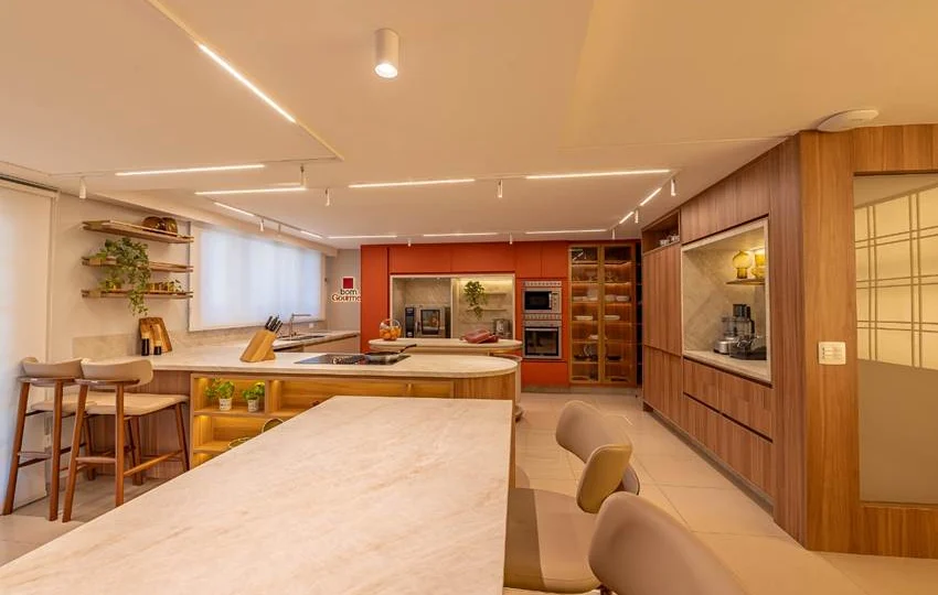 Design, funcionalidade e personalidade em cada detalhe da nova Cozinha Bom Gourmet, com marcenaria assinada pela Premier Stimmo.