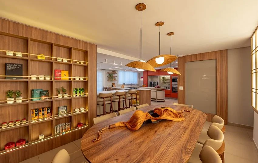 Um espaço pensado para unir gastronomia, design e experiências. A nova Cozinha Bom Gourmet ganha marcenaria personalizada assinada pela Premier Stimmo.