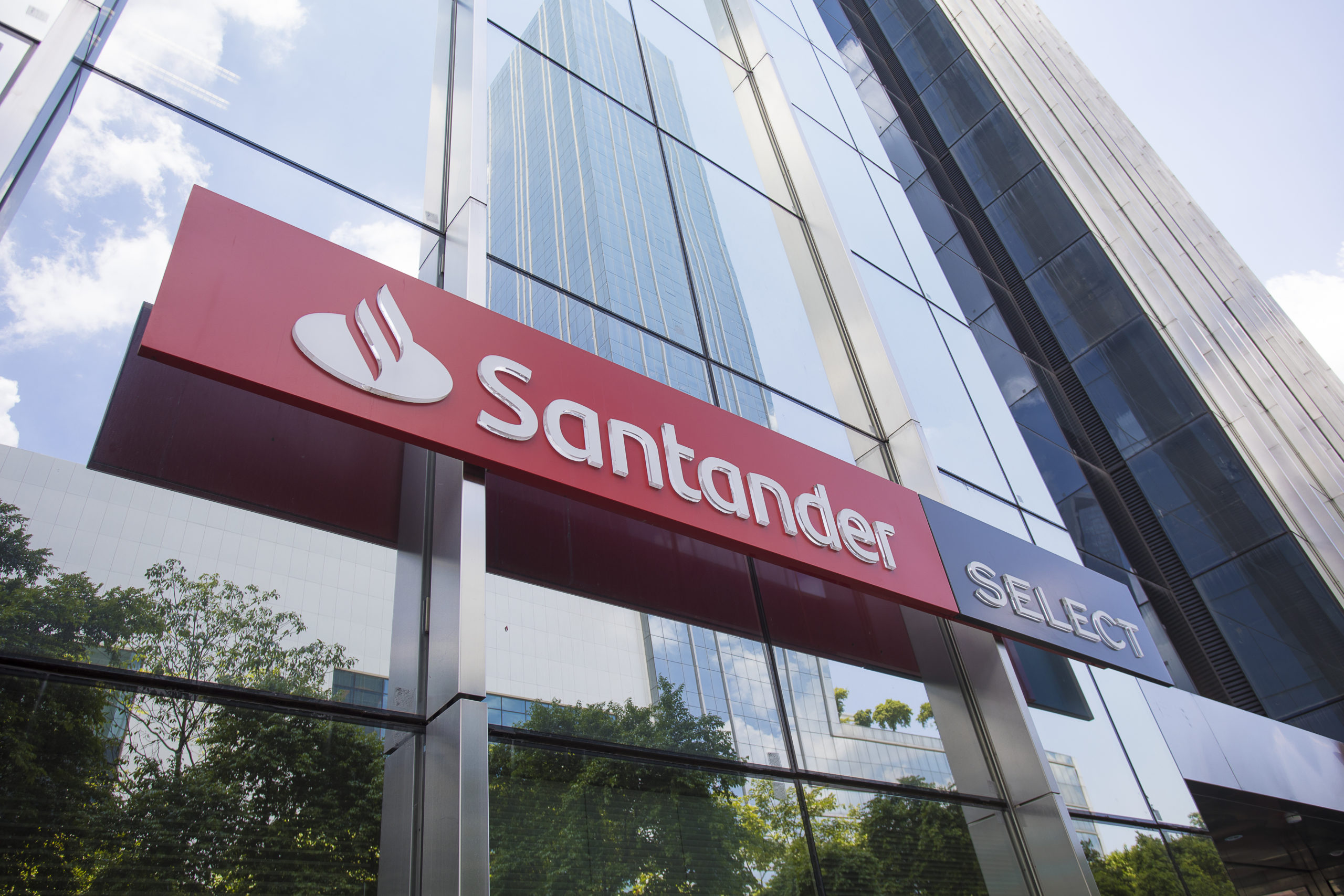 Santander abre vagas no Paraná para reforçar atendimento a clientes de alta renda e empresas
