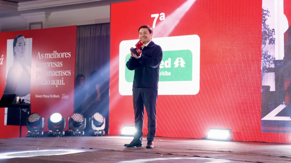 Giovani Girotto durante o GPTW Paraná 2026, evento que reuniu empresas e lideranças em torno de discussões sobre gestão de pessoas e ambientes de trabalho.
