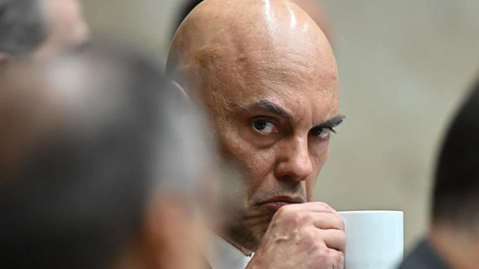 Diálogos obtidos pela Polícia Federal mostram consulta a ministro em meio a avanço em investigação.