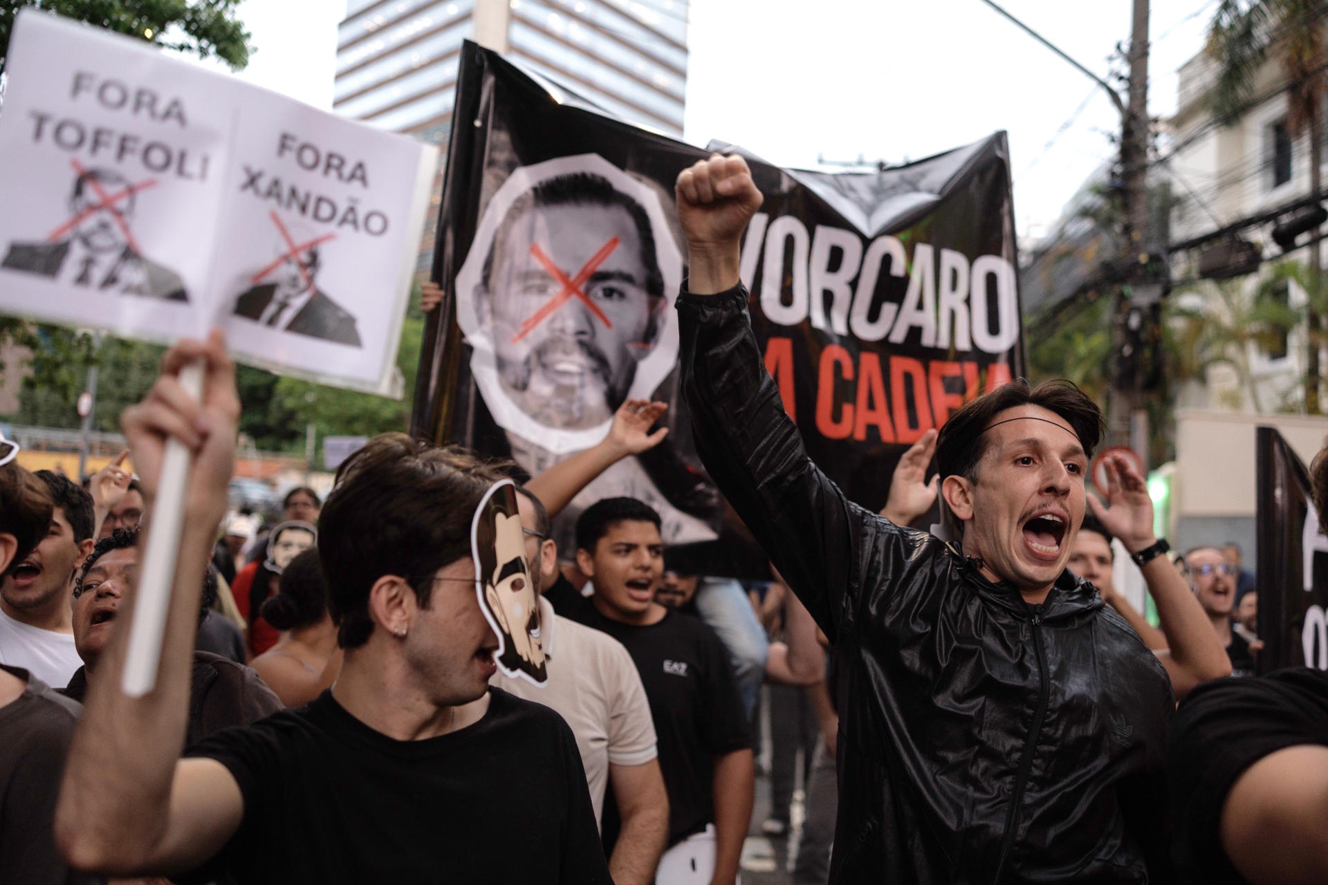 Polícia Federal revela mensagens de afeto entre ex-banqueiro e cúpula do Judiciário