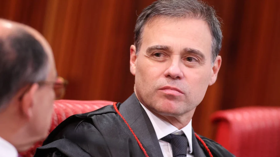 Ministro viu violação à lei eleitoral, que obriga menção à chapa completa nas propagandas.