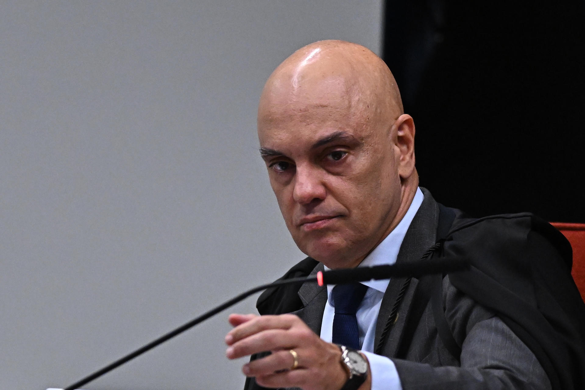 Imprensa internacional chama escândalo envolvendo Moraes de “bomba atômica”