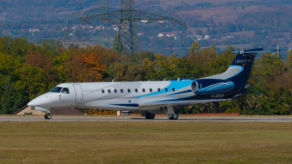 Jato executivo Legacy 650, fabricado pela Embraer. Imagem ilustrativa