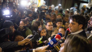 Renan Santos volta às redes após restrições e convoca apoiadores a se rebelarem contra o sistema.
