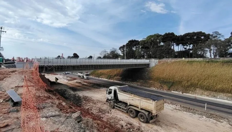 Liberação de viaduto nesta quarta-feira altera circulação de veículos em Curitiba.