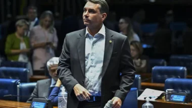 Flávio Bolsonaro cobra impeachment de Alexandre de Moraes na tribuna do Senado.