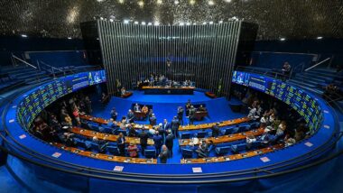 Senadores da oposição ampliam pressão pelo impeachment de Alexandre de Moraes após relatório da PF.