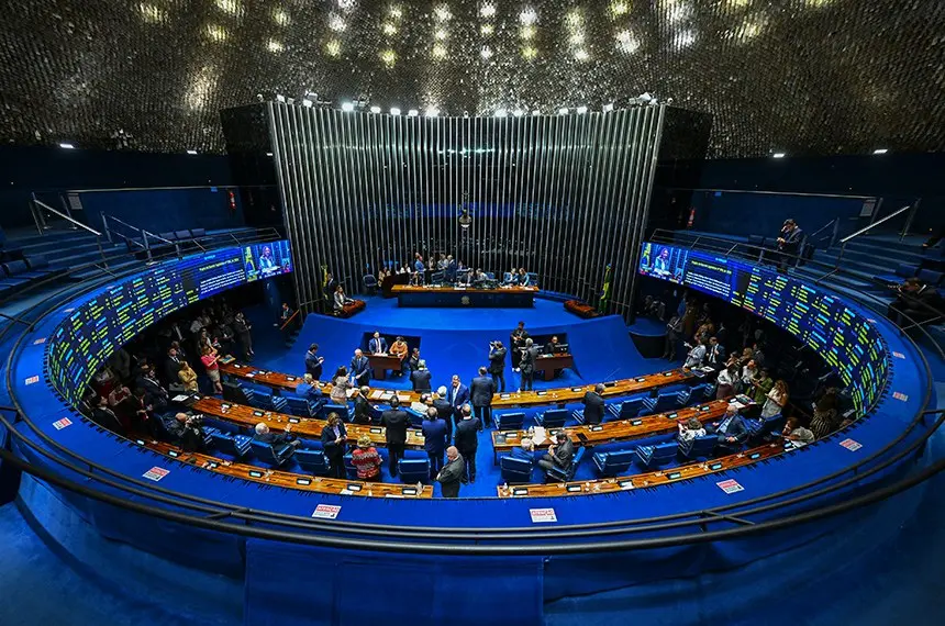 Senadores da oposição ampliam pressão pelo impeachment de Alexandre de Moraes após relatório da PF.