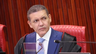 Ministro do TSE também determinou que plataformas bloqueiem associação com empresa que atuou na Venezuela.