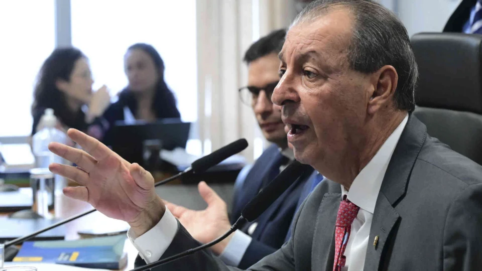 Escala 6x1 passou na CCJ do Senado